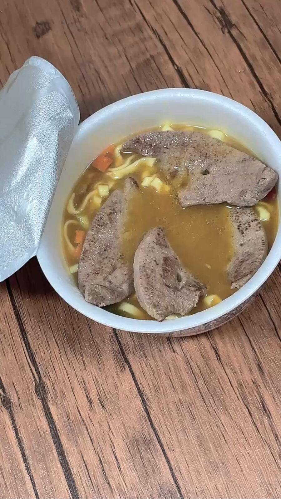 豚レバー×黒い豚カレーうどん（カップ麺）