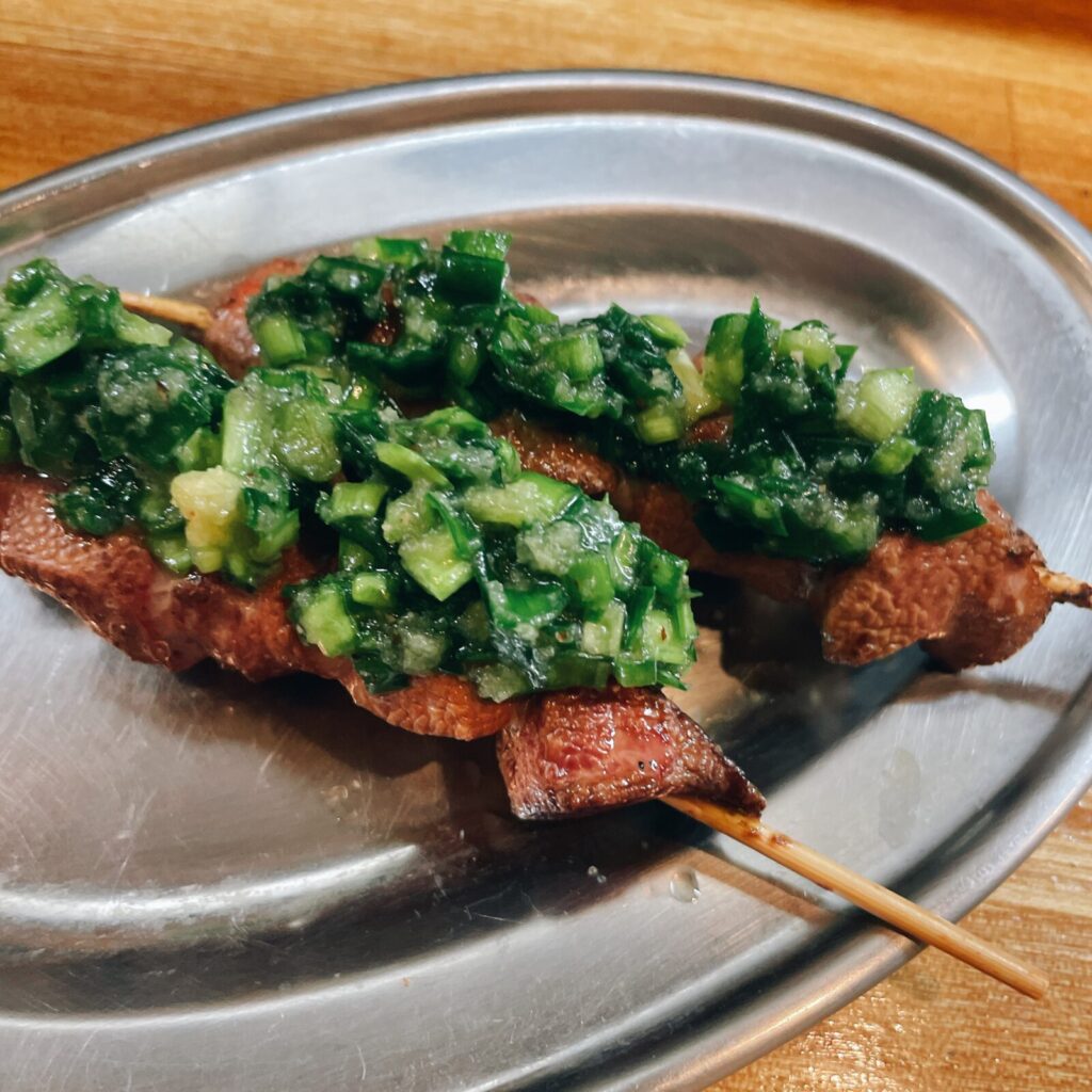 池袋「やきとん大王」ニラレバー串