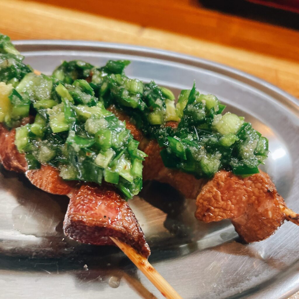 池袋「やきとん大王」ニラレバー串
