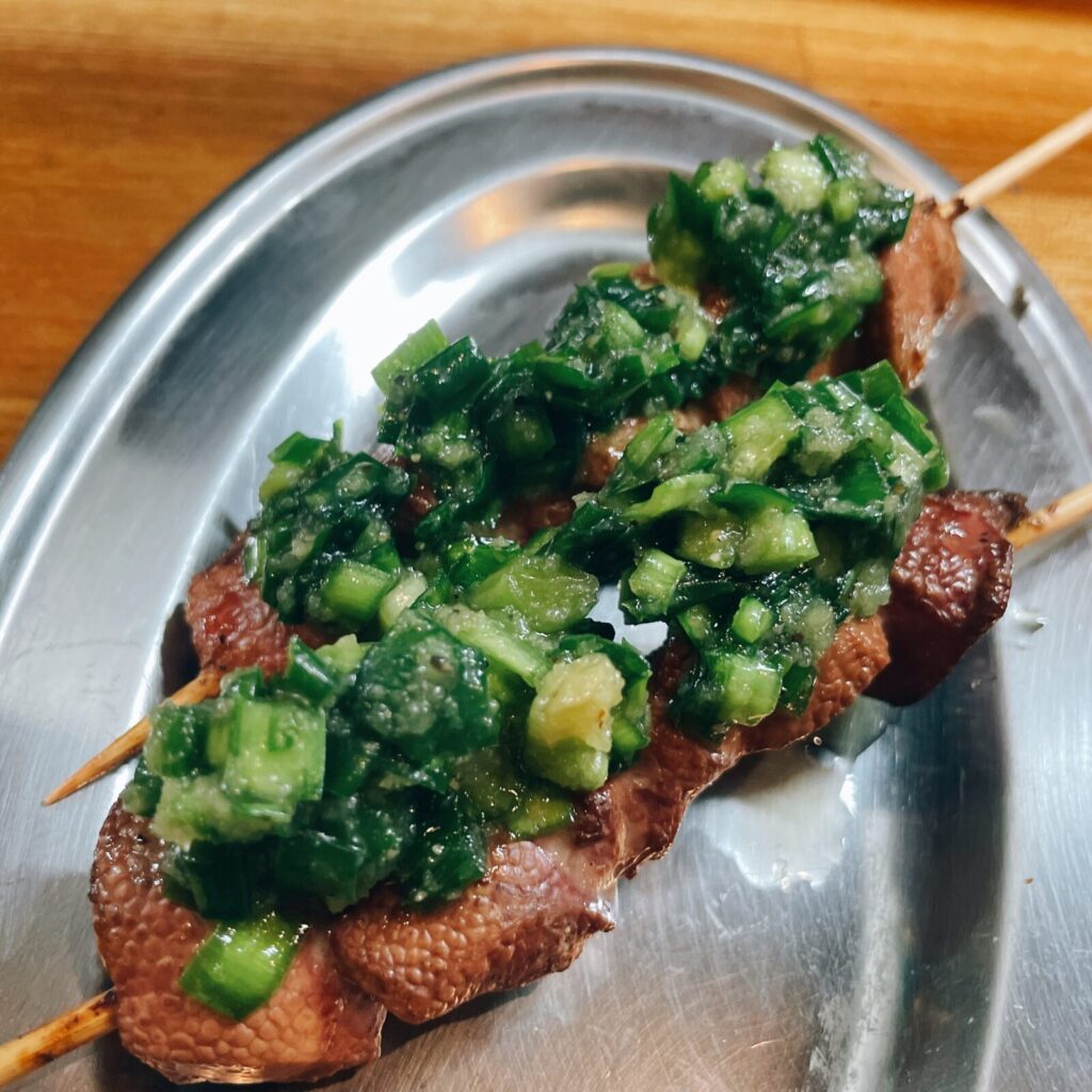 池袋「やきとん大王」ニラレバー串