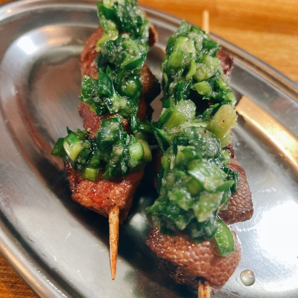 池袋「やきとん大王」ニラレバー串