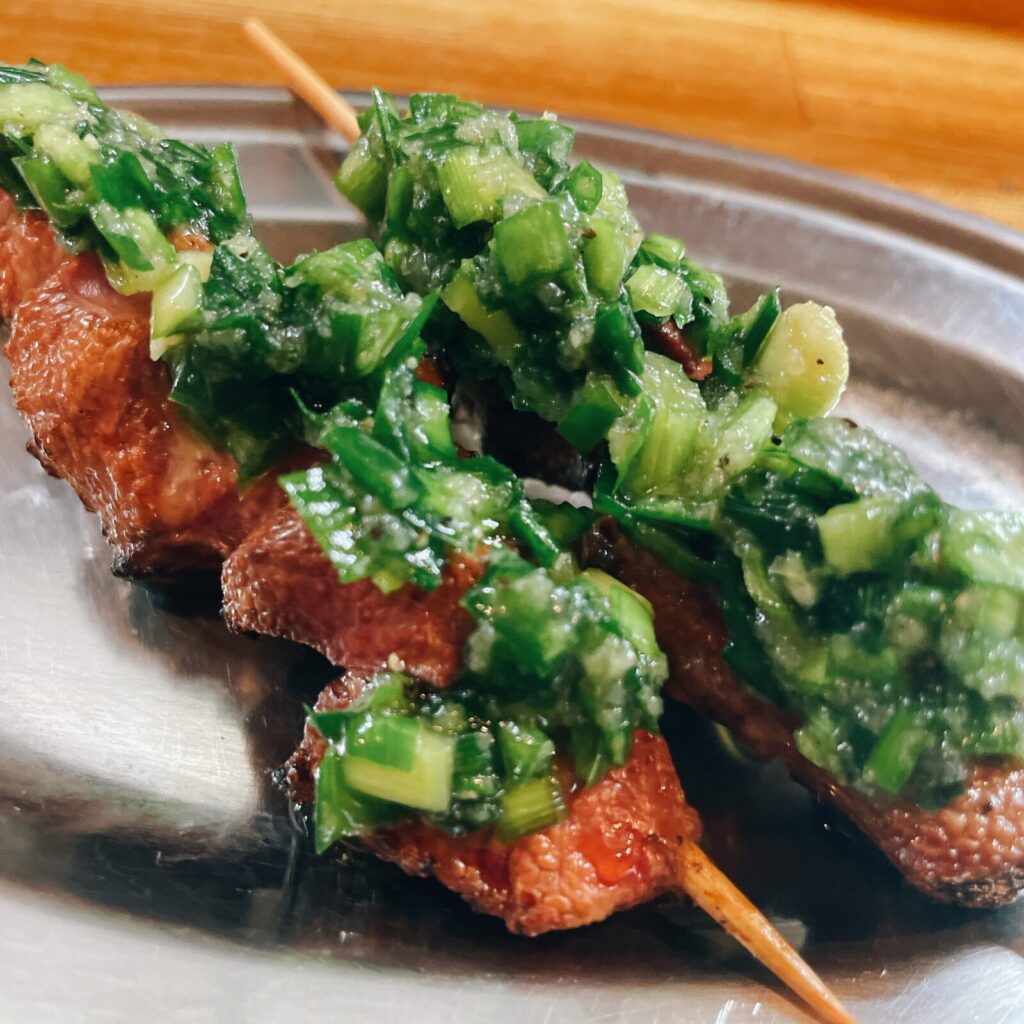 池袋「やきとん大王」ニラレバー串