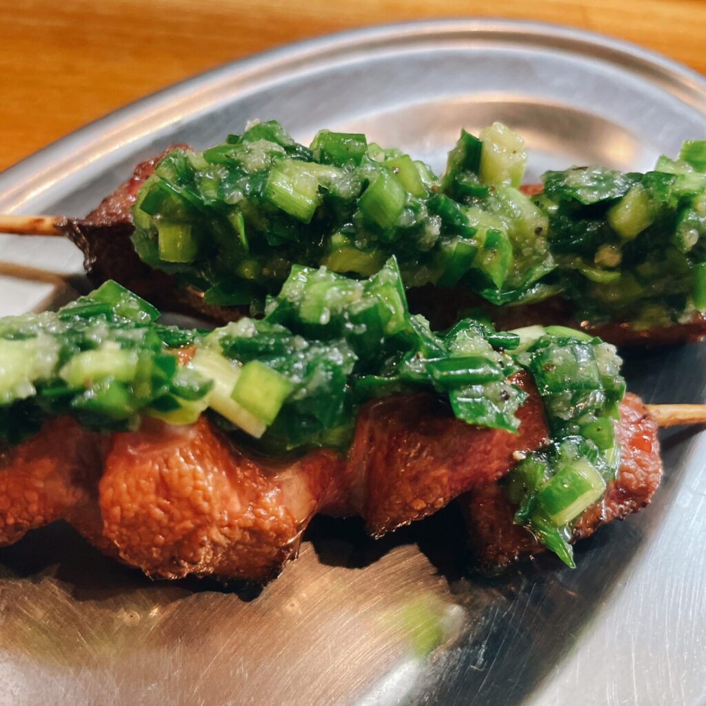 池袋「やきとん大王」ニラレバー串