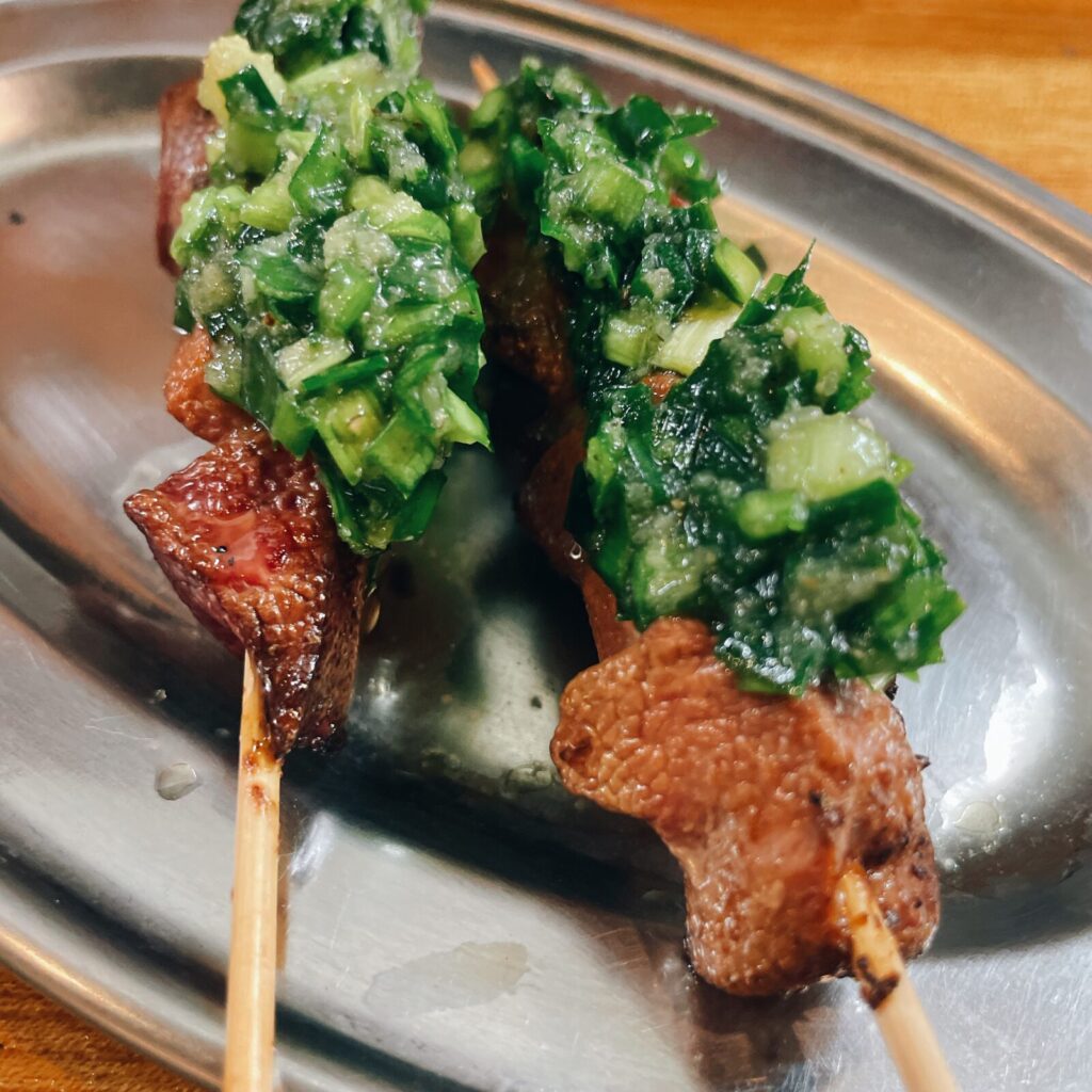 池袋「やきとん大王」ニラレバー串