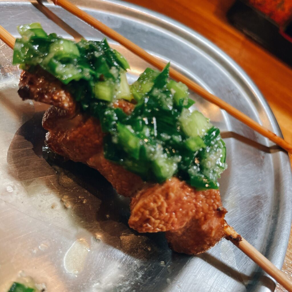 池袋「やきとん大王」ニラレバー串