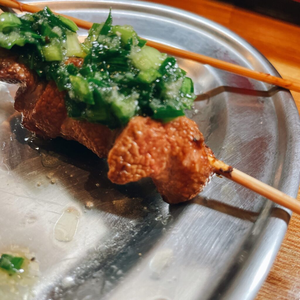 池袋「やきとん大王」ニラレバー串
