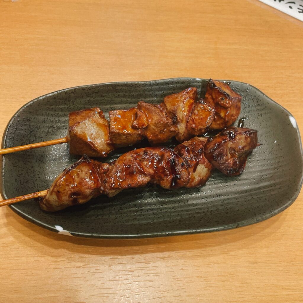 新宿「ぶたぼーる」やきとんレバー串、やきとりレバー。