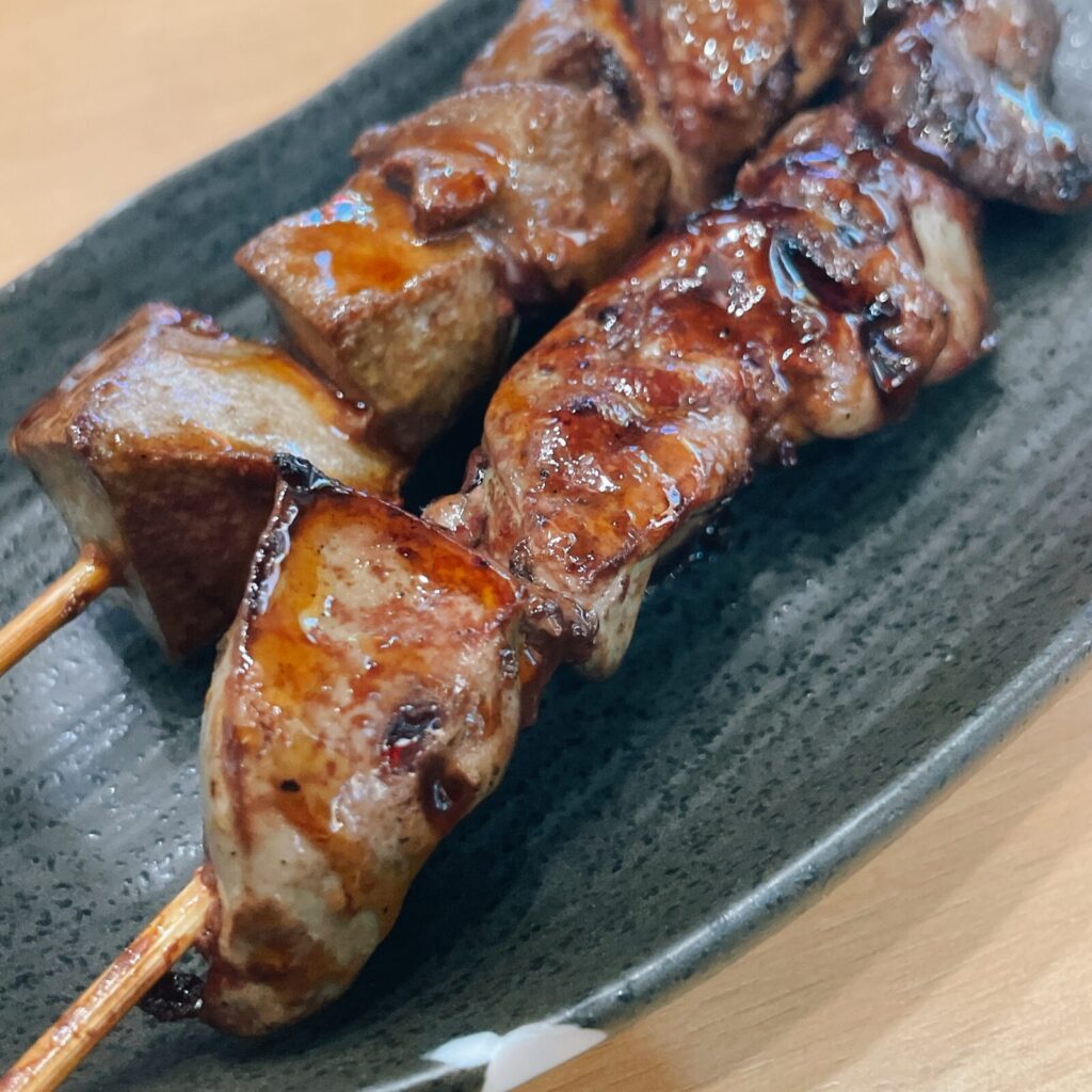 新宿「ぶたぼーる」やきとんレバー串、やきとりレバー。