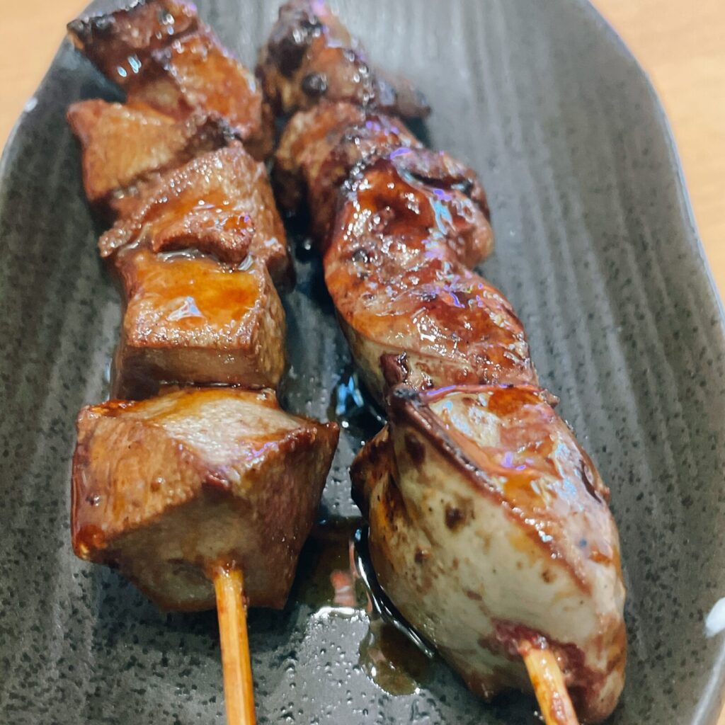 新宿「ぶたぼーる」やきとんレバー串、やきとりレバー。