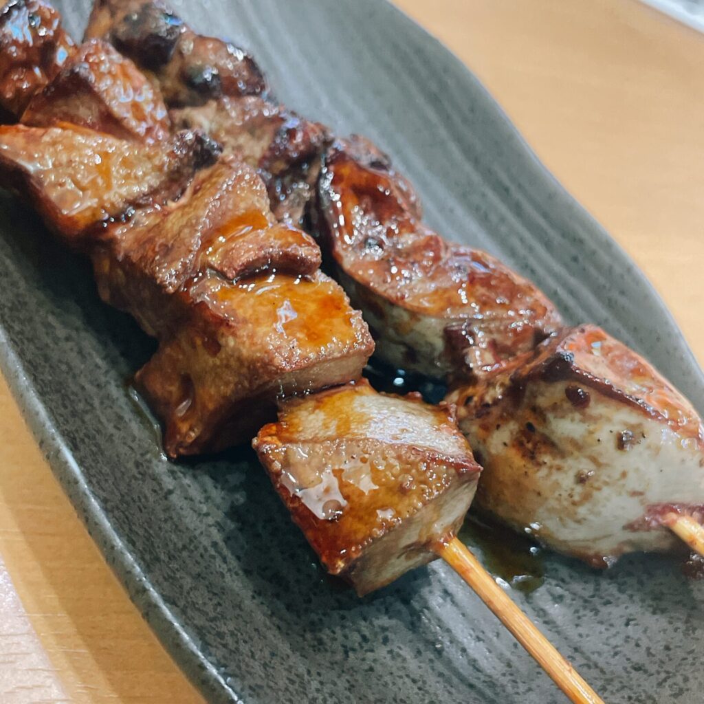 新宿「ぶたぼーる」やきとんレバー串、やきとりレバー。