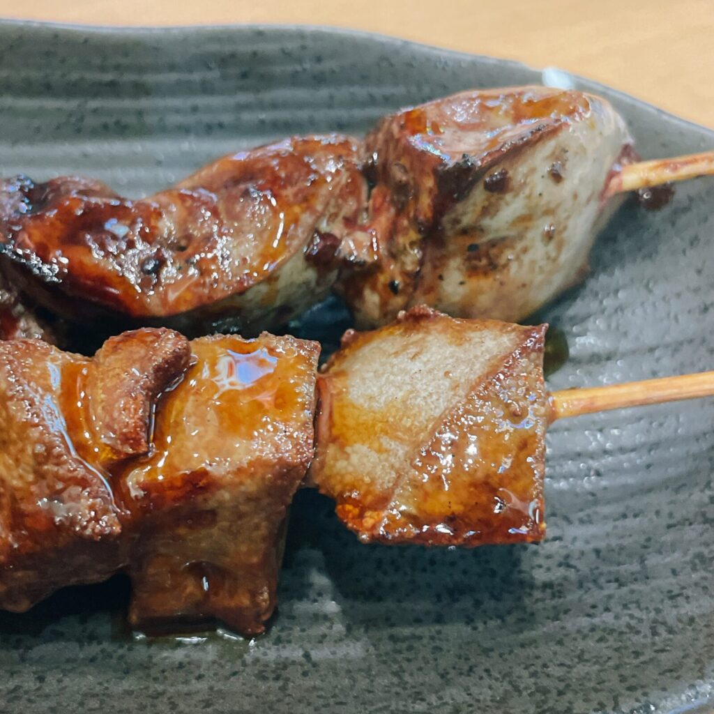新宿「ぶたぼーる」やきとんレバー串、やきとりレバー。