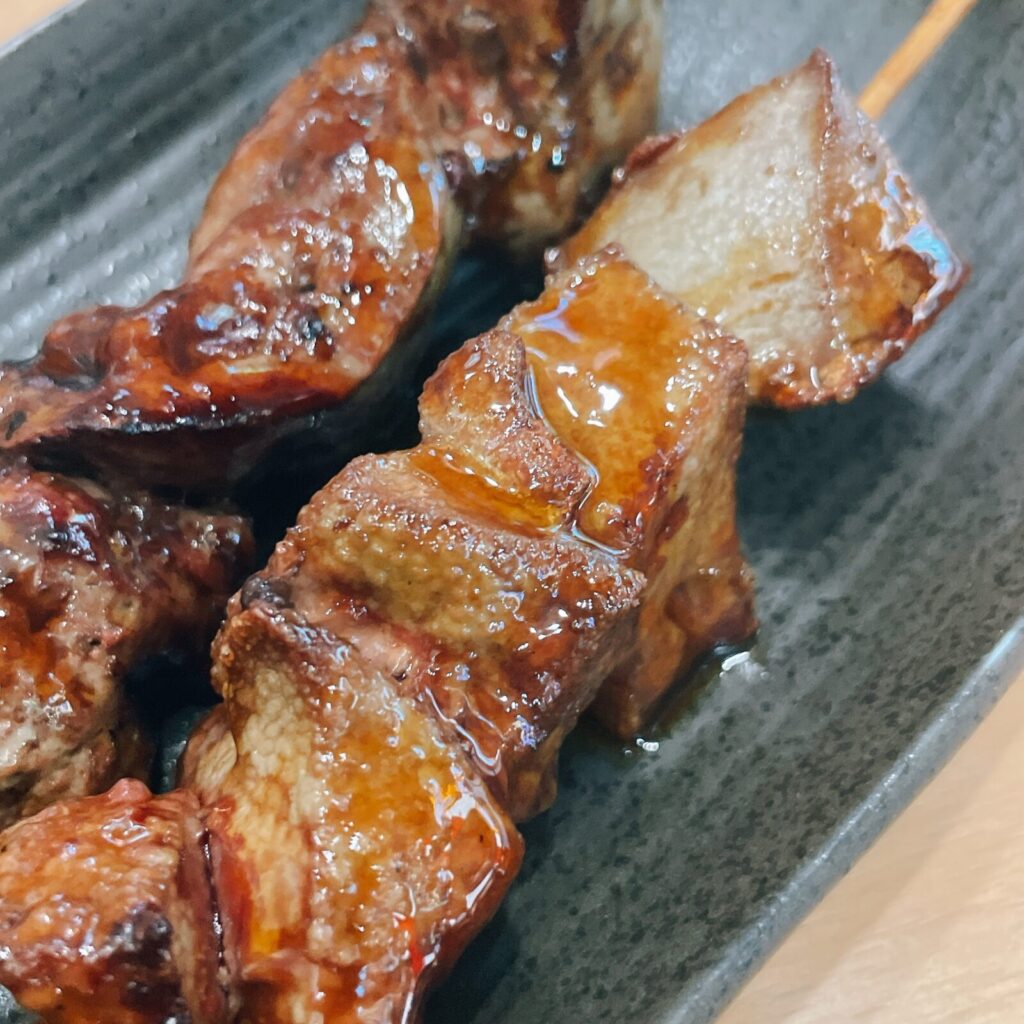 新宿「ぶたぼーる」やきとんレバー串、やきとりレバー。