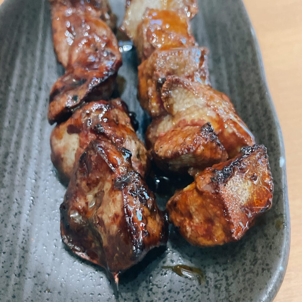 新宿「ぶたぼーる」やきとんレバー串、やきとりレバー。