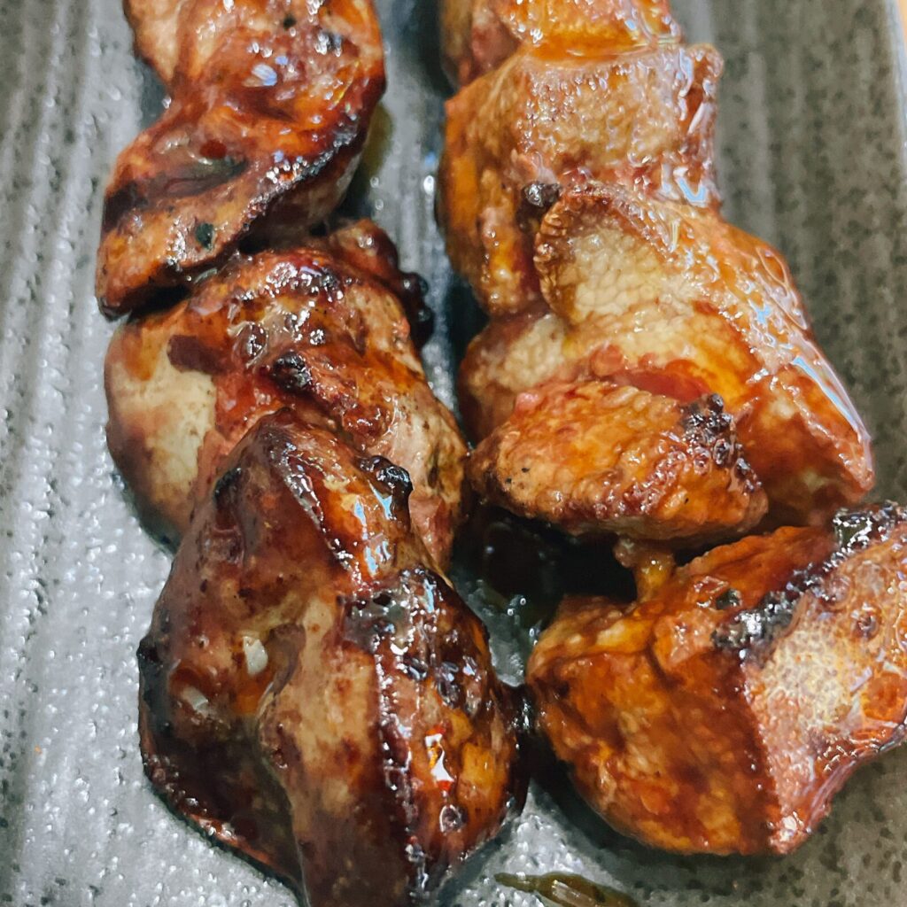 新宿「ぶたぼーる」やきとんレバー串、やきとりレバー。
