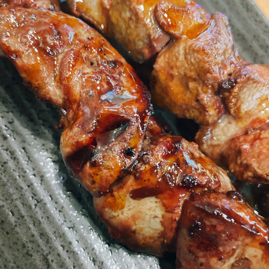 新宿「ぶたぼーる」やきとんレバー串、やきとりレバー。