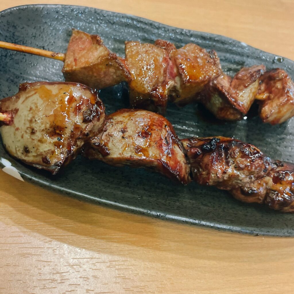 新宿「ぶたぼーる」やきとんレバー串、やきとりレバー。