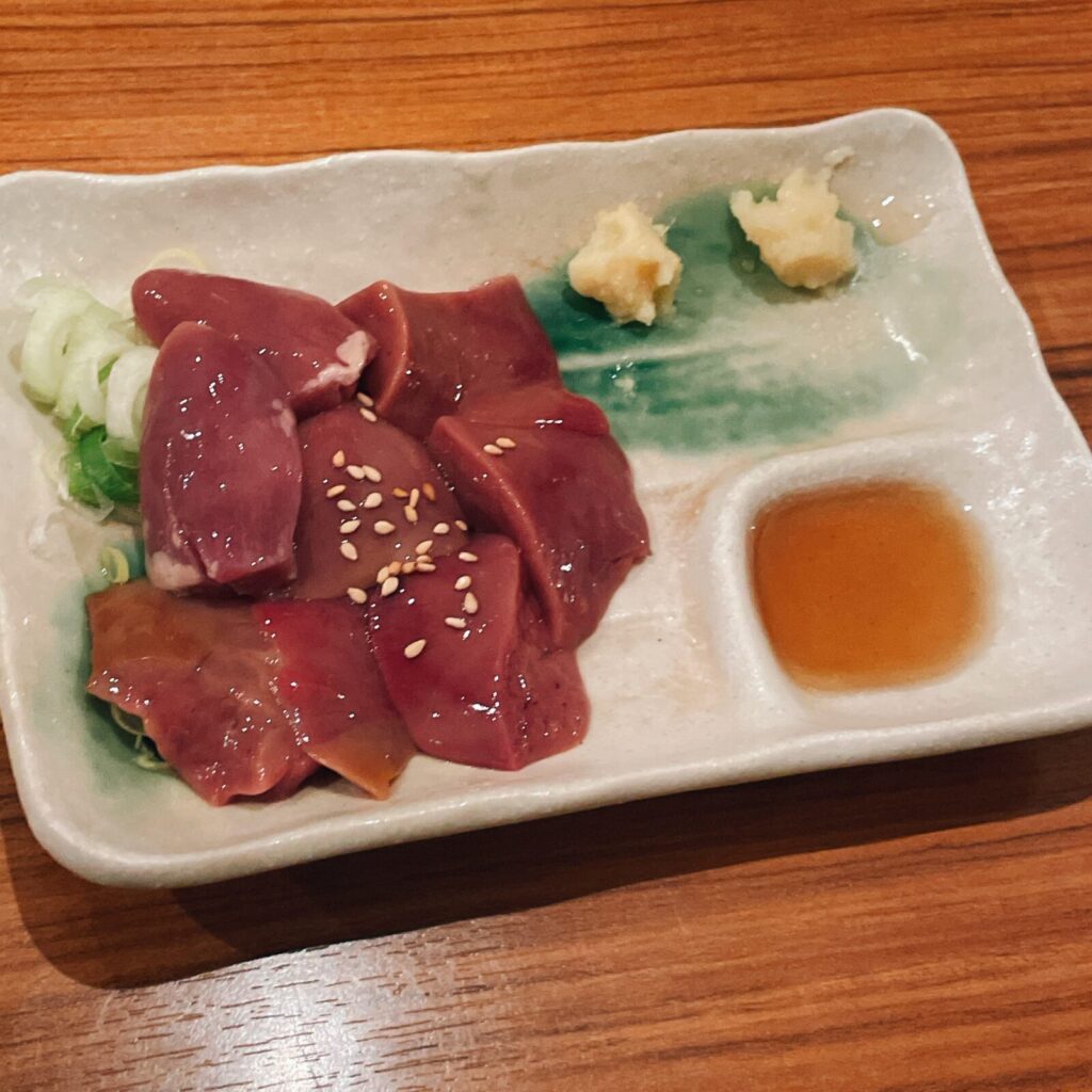 恵比寿「おみっちゃん」地鶏のレバ刺し(塩漬け)