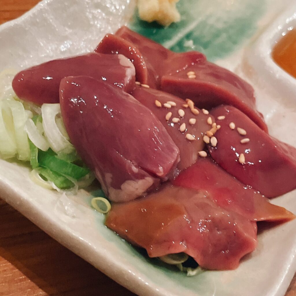 恵比寿「おみっちゃん」地鶏のレバ刺し(塩漬け)