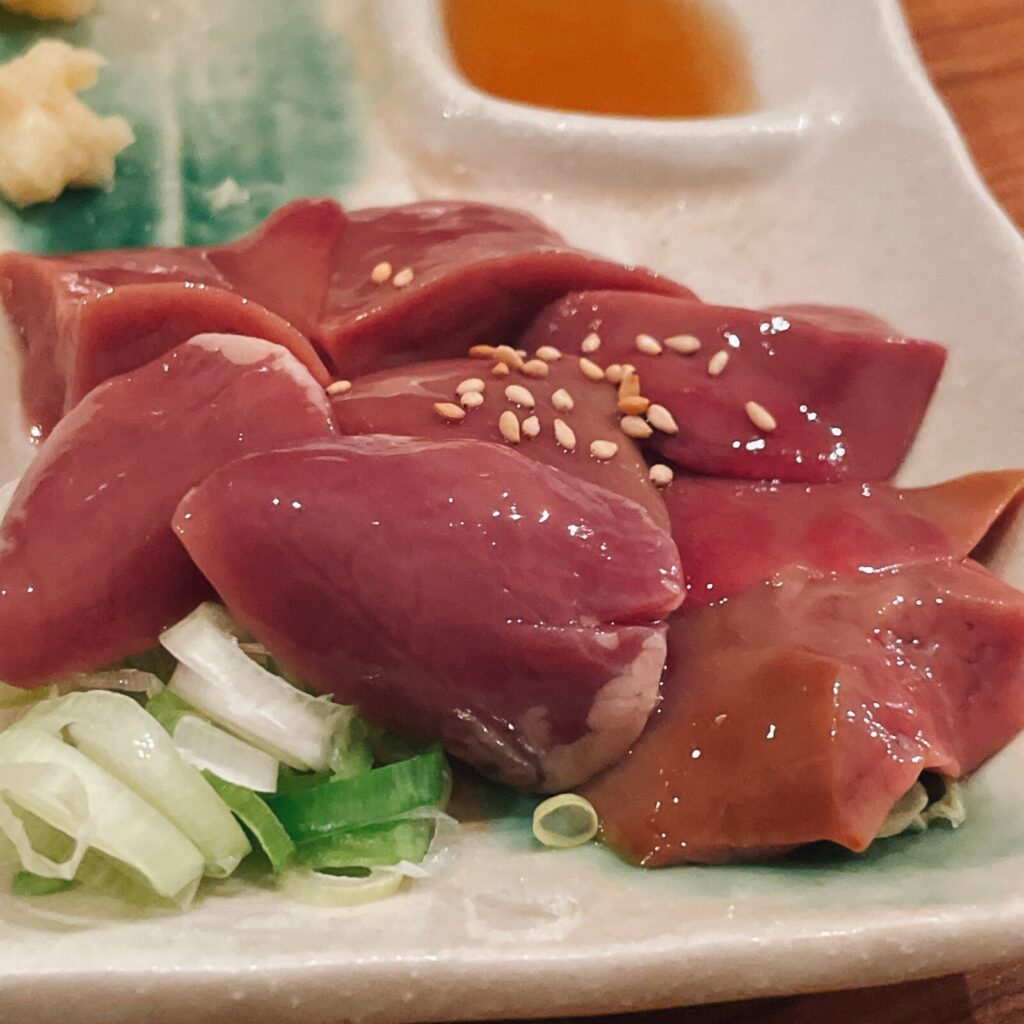 恵比寿「おみっちゃん」地鶏のレバ刺し(塩漬け)