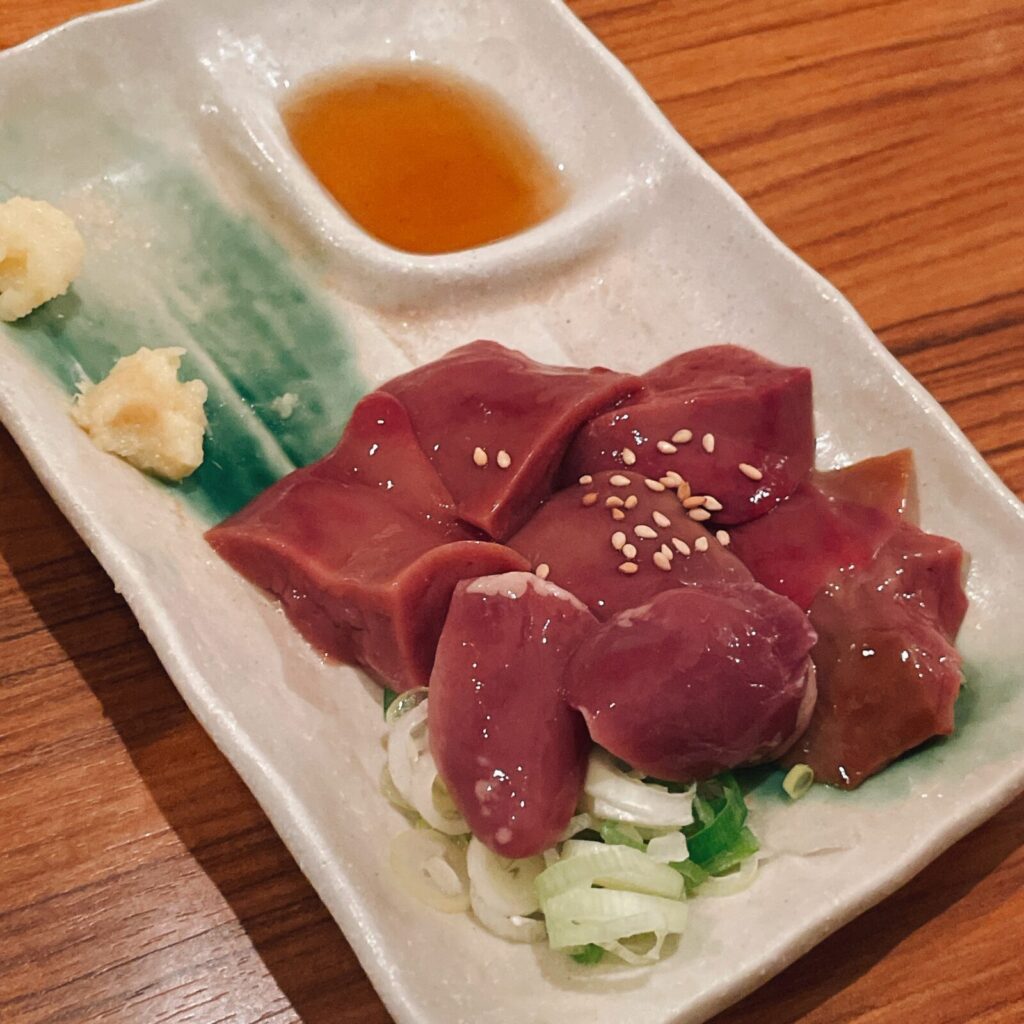 恵比寿「おみっちゃん」地鶏のレバ刺し(塩漬け)