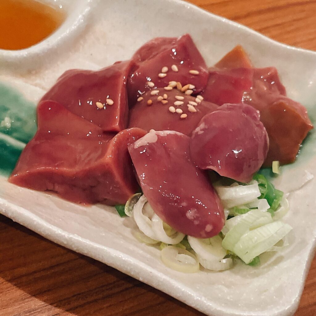 恵比寿「おみっちゃん」地鶏のレバ刺し(塩漬け)