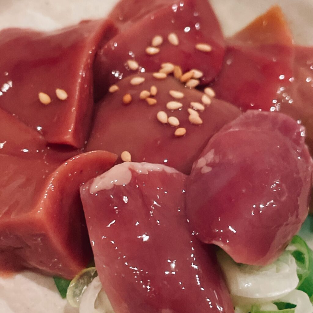 恵比寿「おみっちゃん」地鶏のレバ刺し(塩漬け)