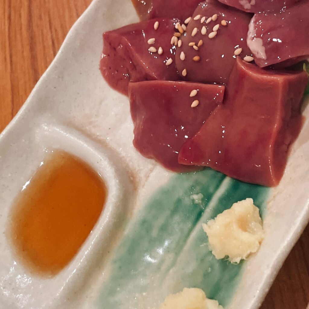 恵比寿「おみっちゃん」地鶏のレバ刺し(塩漬け)