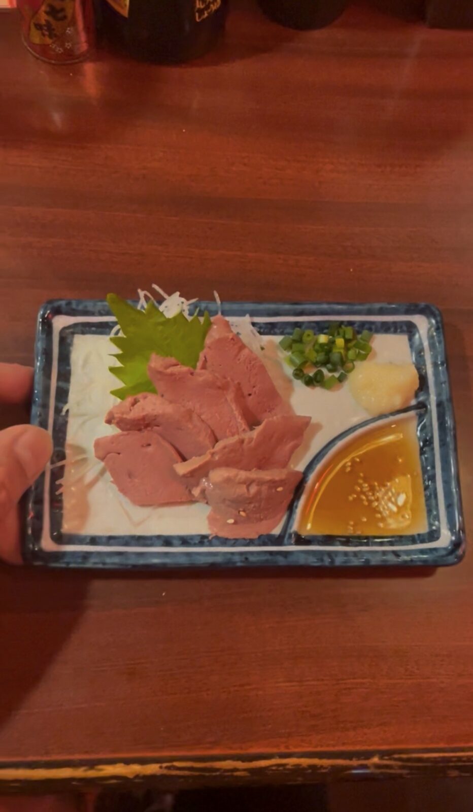 池袋「ます家」低温調理牛レバ刺し