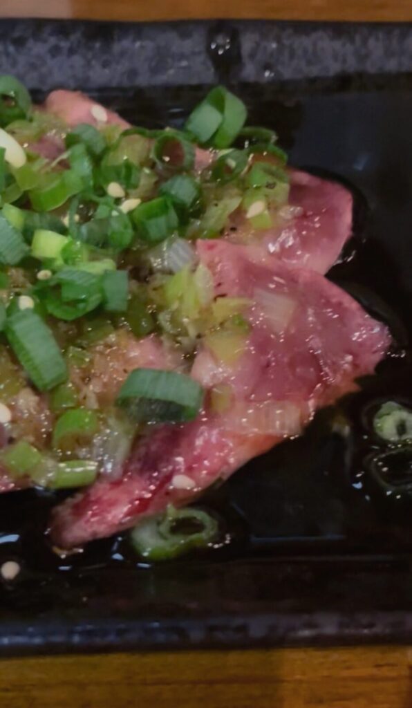 高円寺「鶏武」炙りレバ刺しの塩ダレかけ