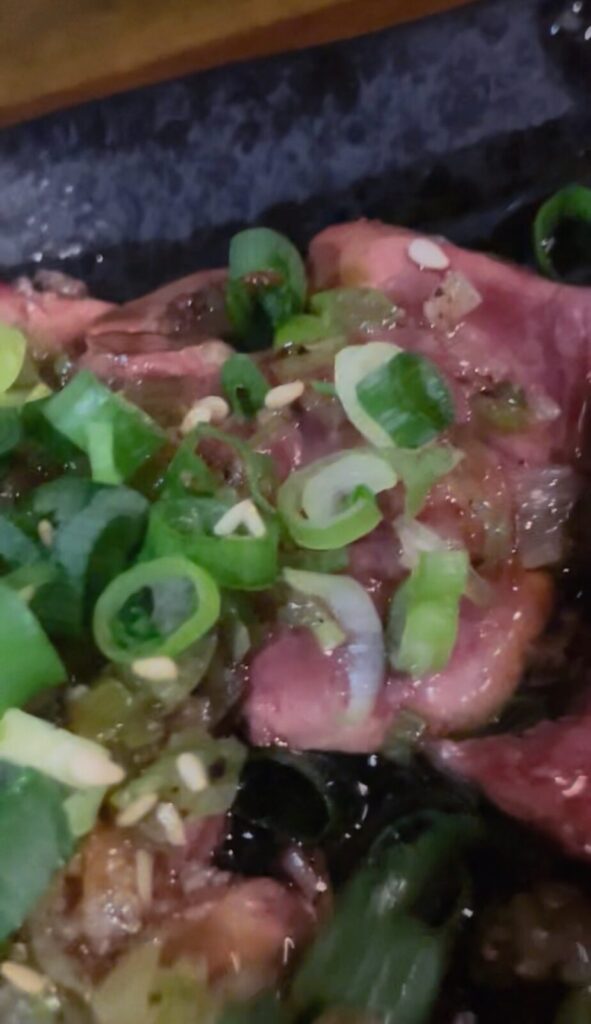 高円寺「鶏武」炙りレバ刺しの塩ダレかけ