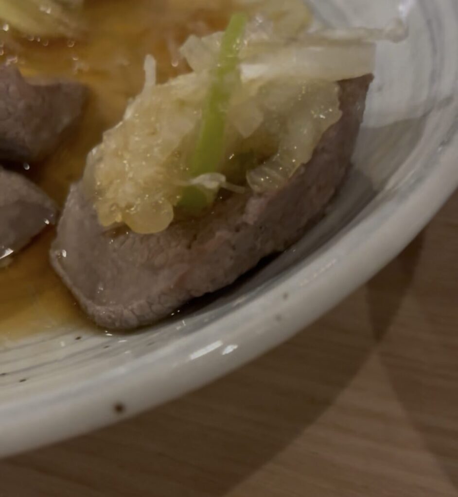 新宿「やきとんみつぼ」茹で豚レバ刺し