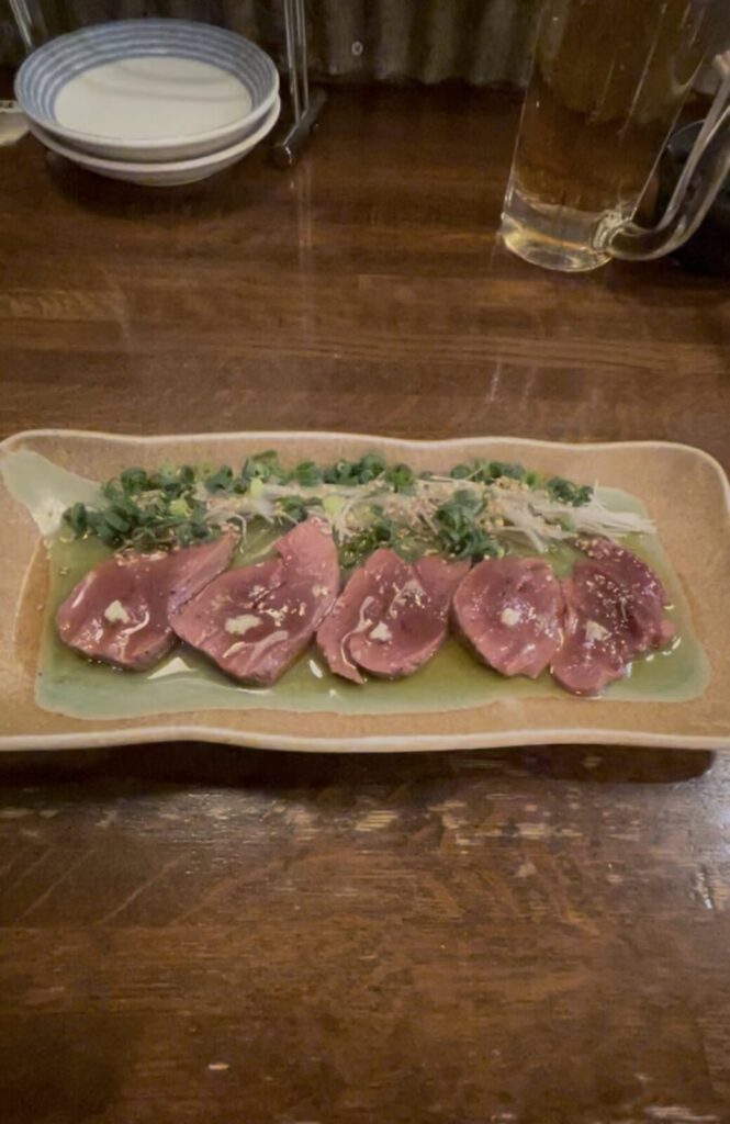 池袋「どんどこ」の低温調理牛レバ刺し