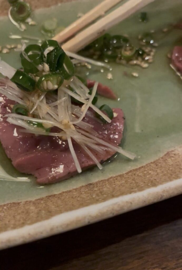 池袋「どんどこ」の低温調理牛レバ刺し