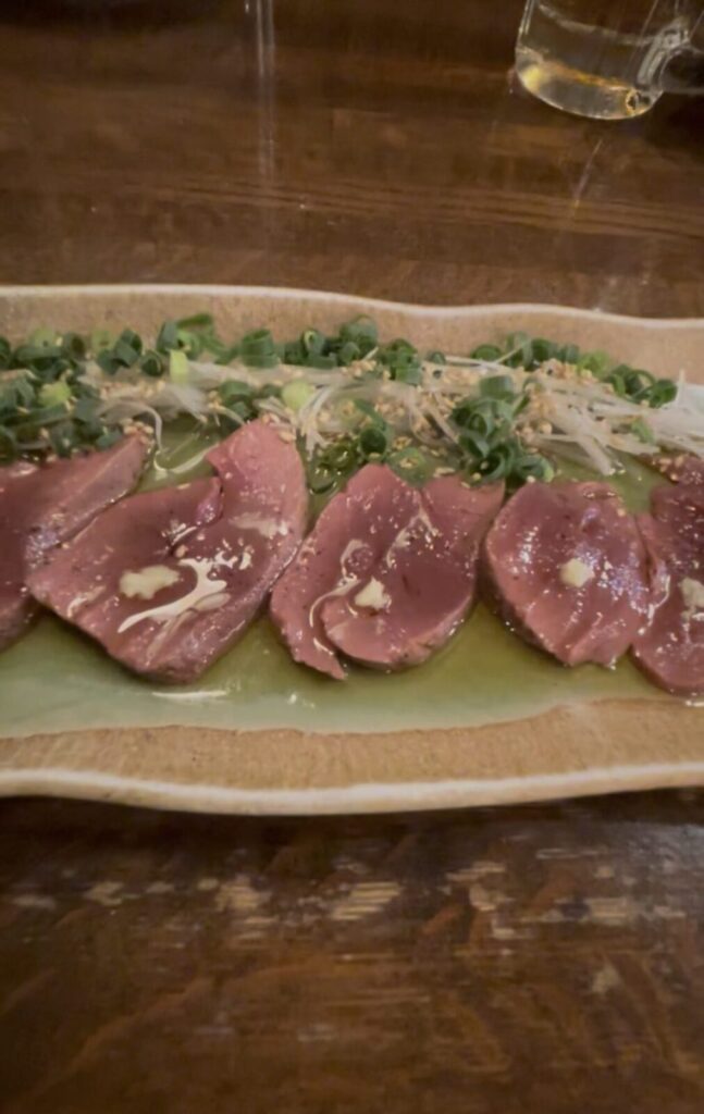 池袋「どんどこ」の低温調理牛レバ刺し