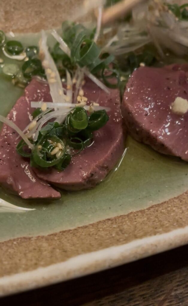 池袋「どんどこ」の低温調理牛レバ刺し