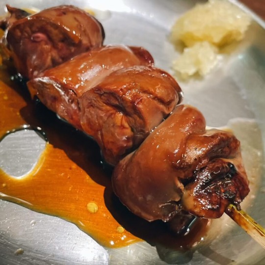 「音鶏家」のやきとり串 れば