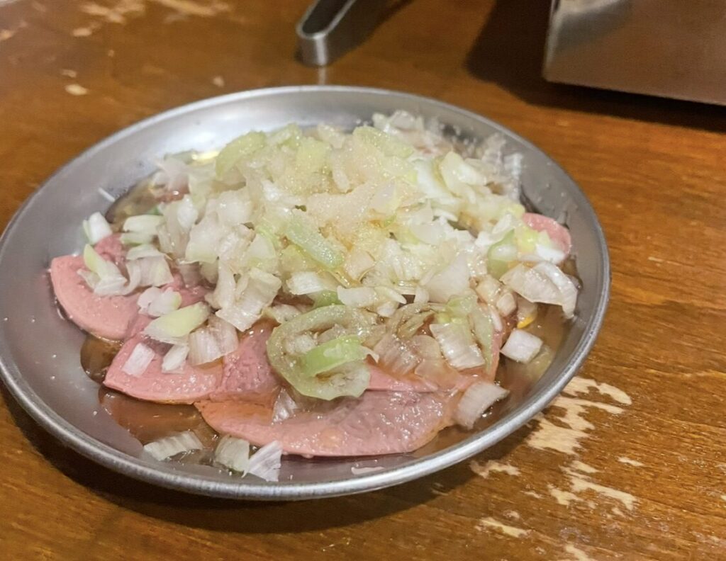 池袋「大衆焼肉コグマヤ」の朝挽きレバネギ