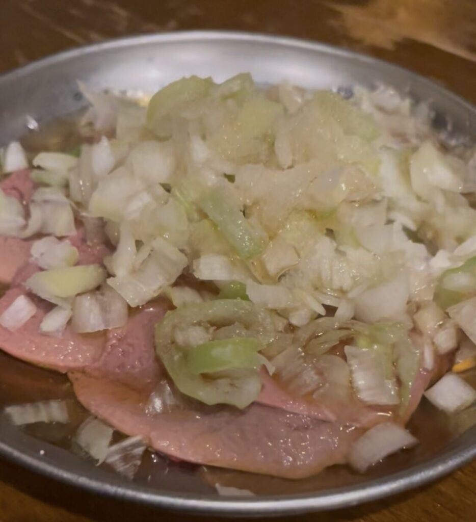 池袋「大衆焼肉コグマヤ」の朝挽きレバネギ