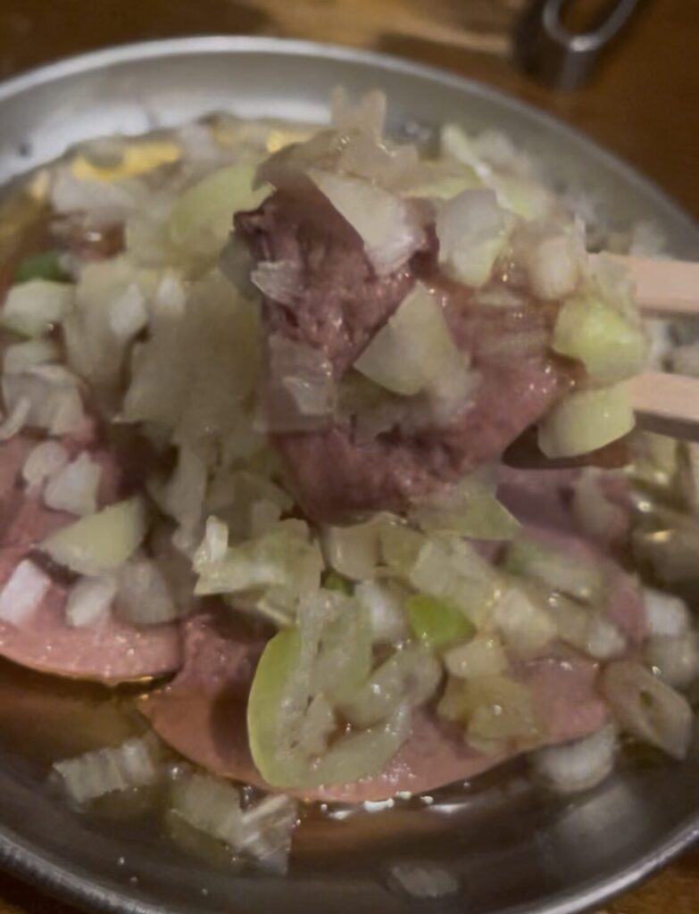 池袋「大衆焼肉コグマヤ」の朝挽きレバネギ
