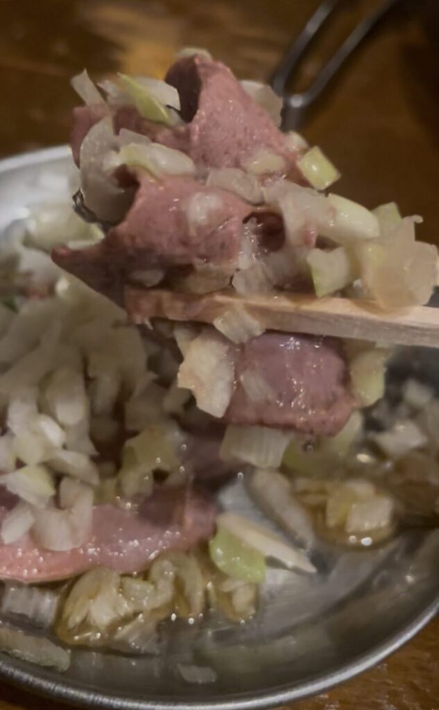 池袋「大衆焼肉コグマヤ」の朝挽きレバネギ