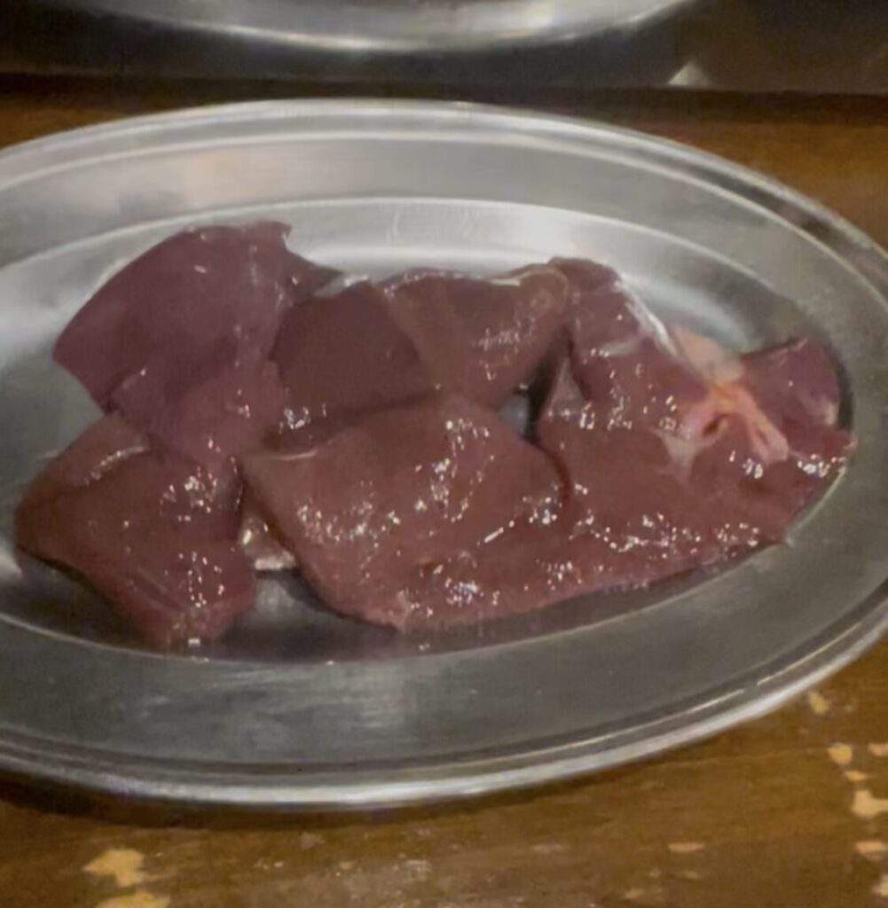 池袋「大衆焼肉コグマヤ」の新鮮レバー