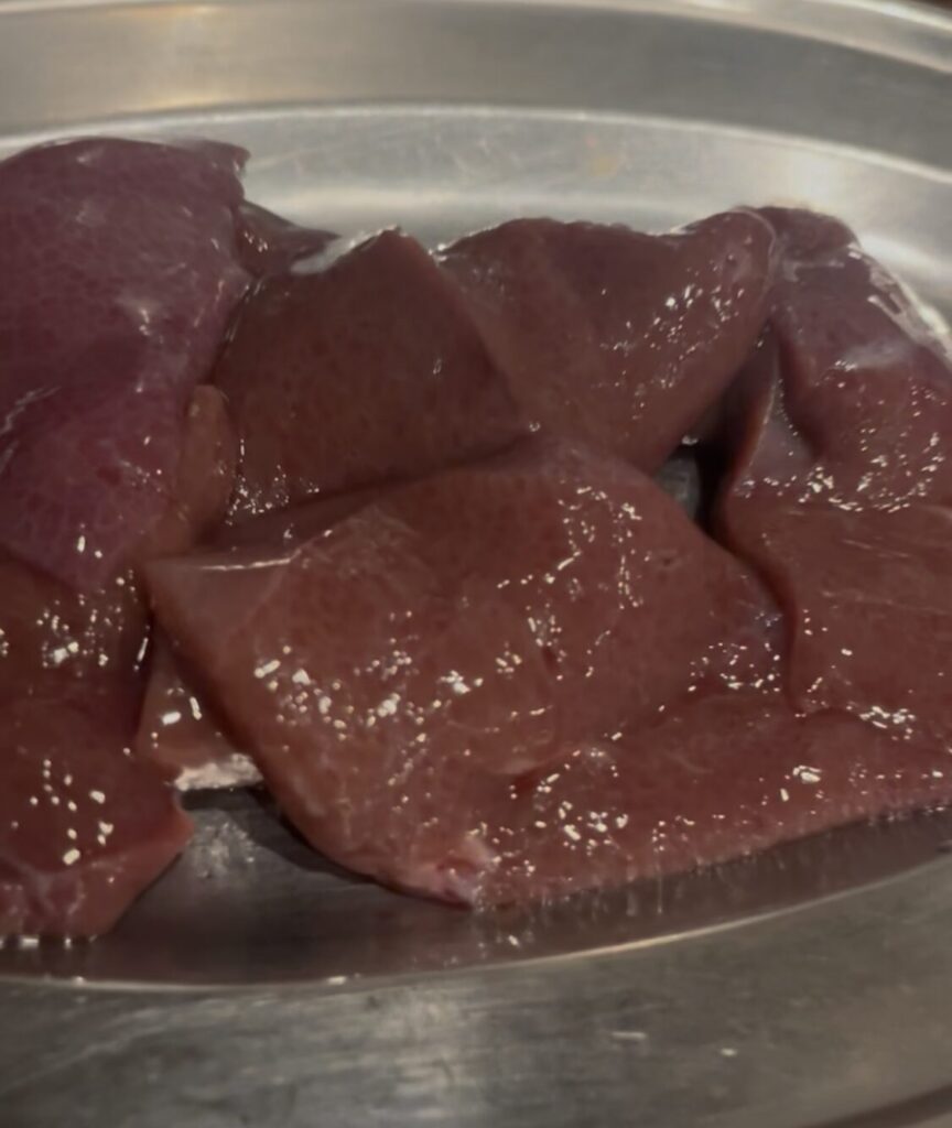 池袋「大衆焼肉コグマヤ」の新鮮レバー