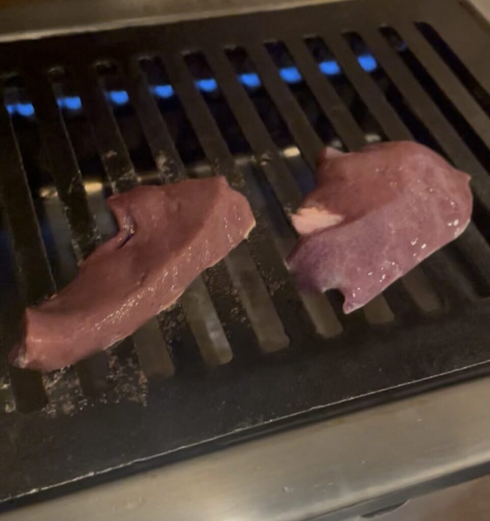 池袋「大衆焼肉コグマヤ」の新鮮レバー