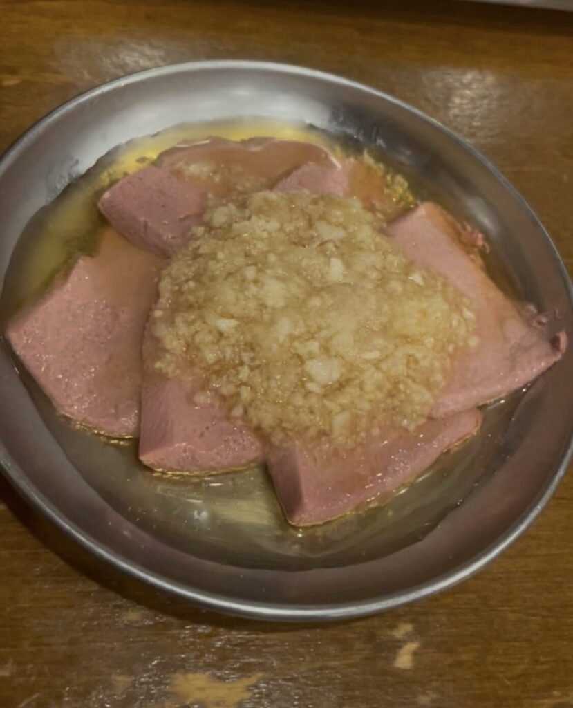 池袋「大衆焼肉コグマヤ」の生ニンニクレバ刺し