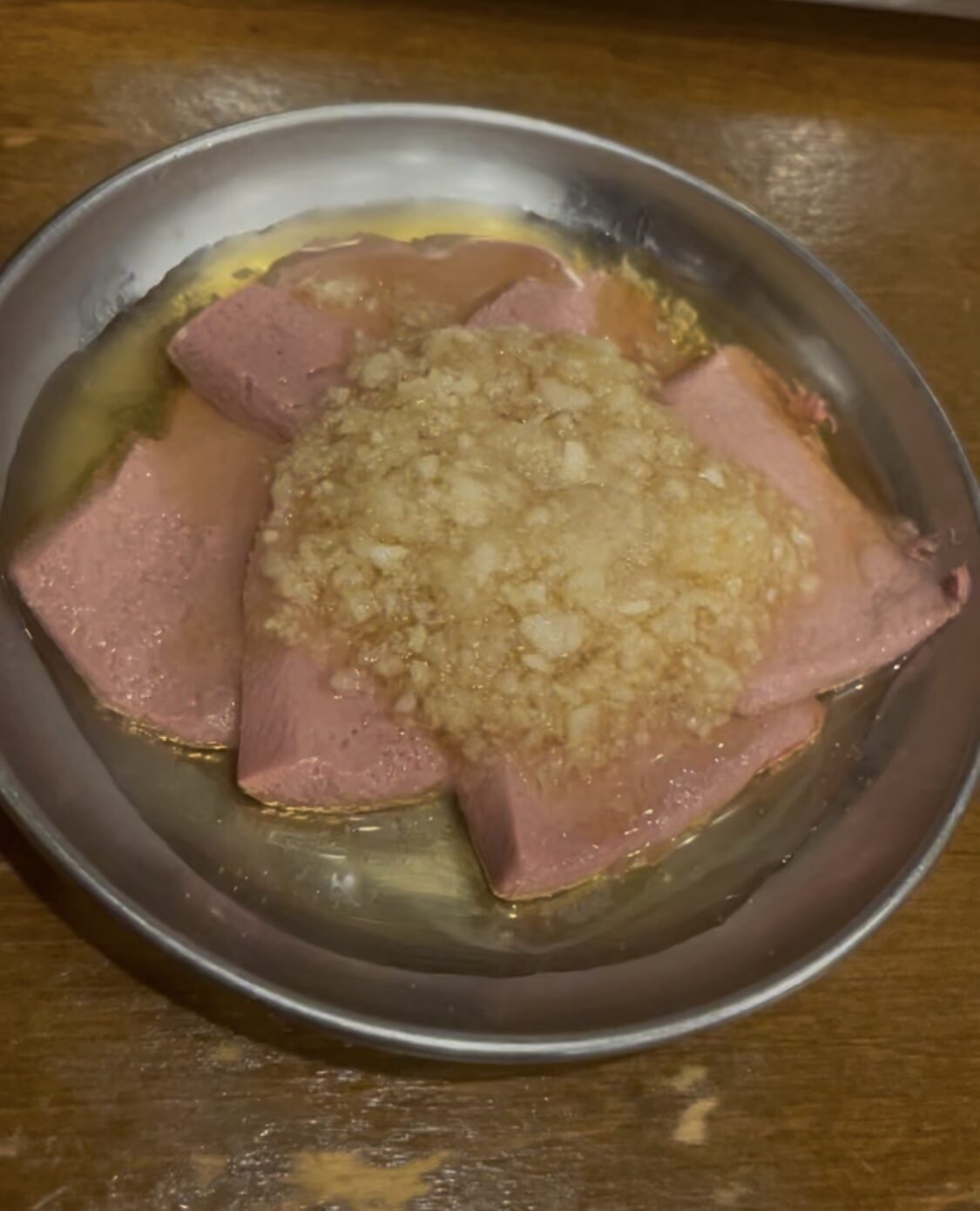 池袋「大衆焼肉コグマヤ」生ニンニクレバ刺し
