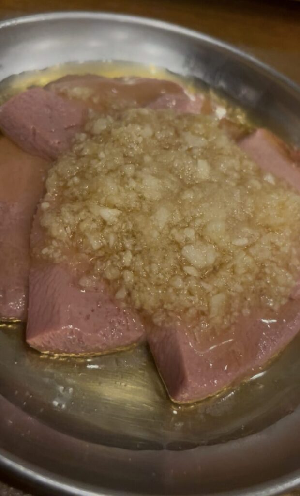 池袋「大衆焼肉コグマヤ」の生ニンニクレバ刺し
