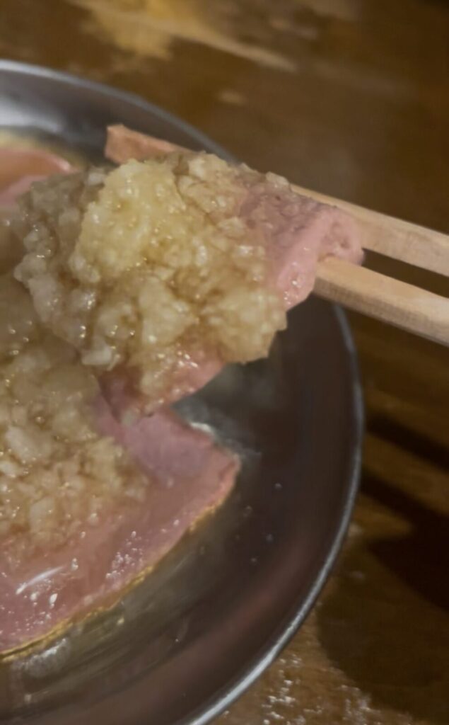 池袋「大衆焼肉コグマヤ」の生ニンニクレバ刺し
