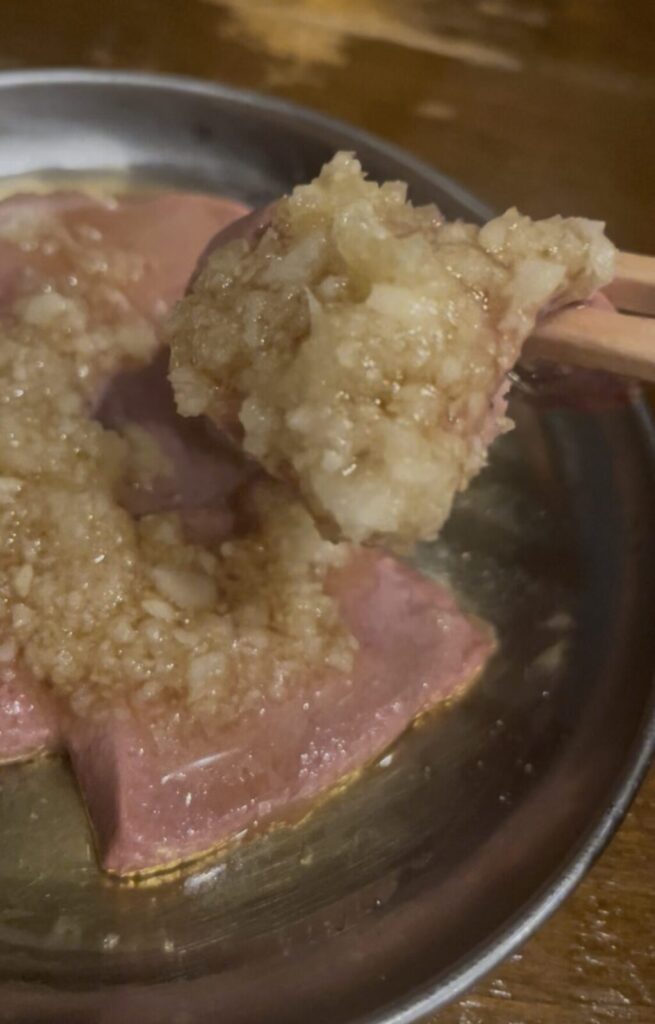 池袋「大衆焼肉コグマヤ」の生ニンニクレバ刺し