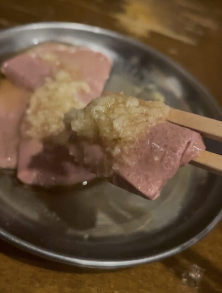 池袋「大衆焼肉コグマヤ」の生ニンニクレバ刺し