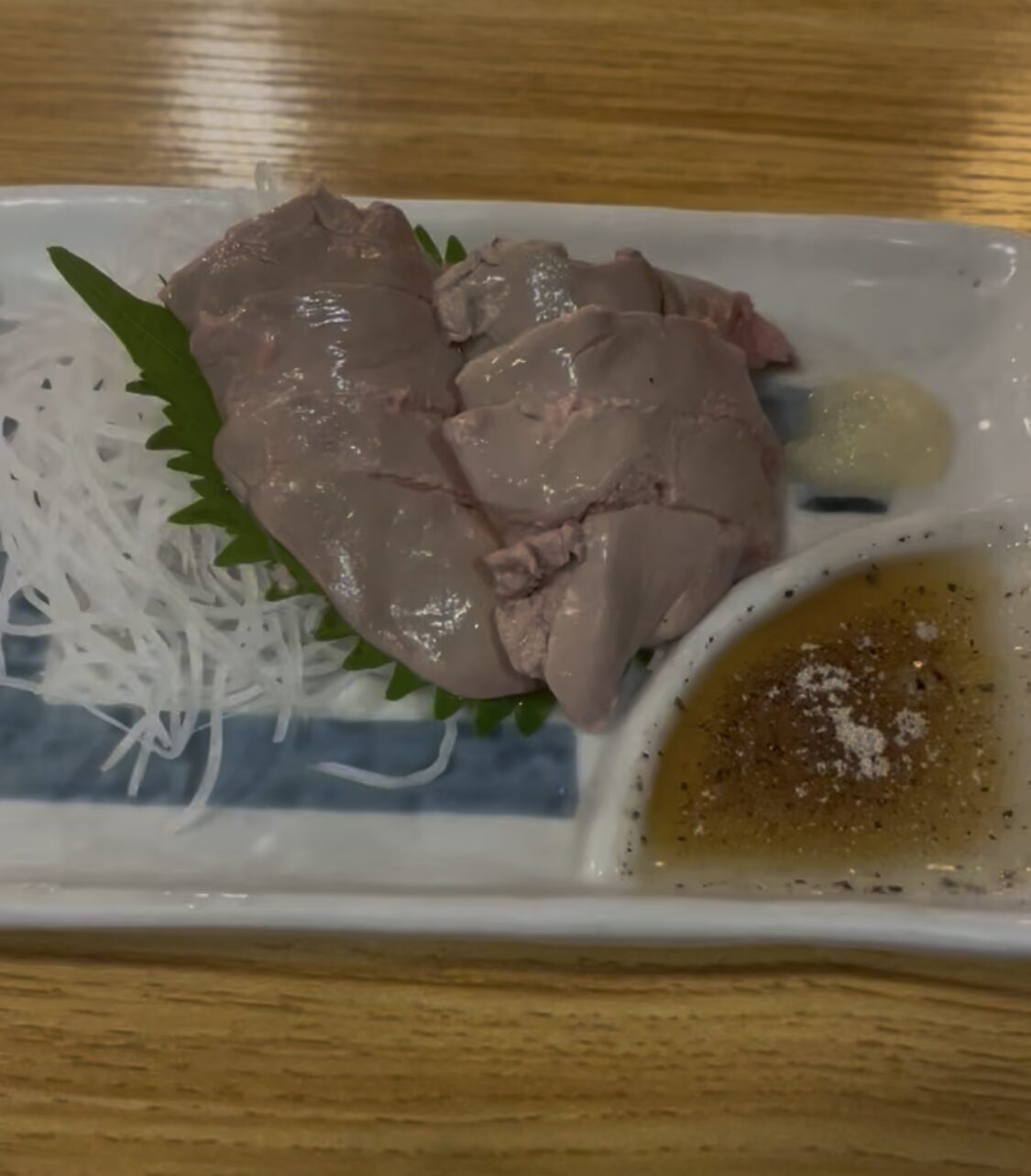 新宿「虜」白レバー刺し